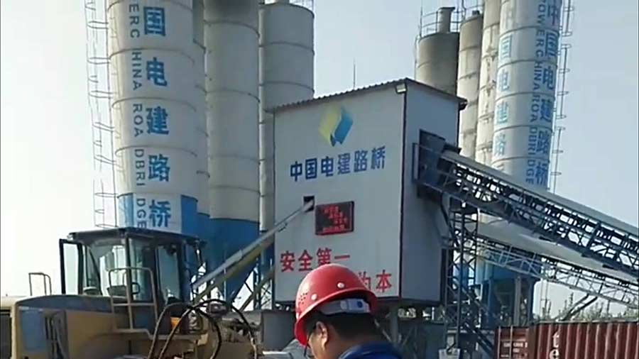 中國電建路橋在某項目中使用夯神HC高速液壓夯實機進(jìn)行地基壓實施工